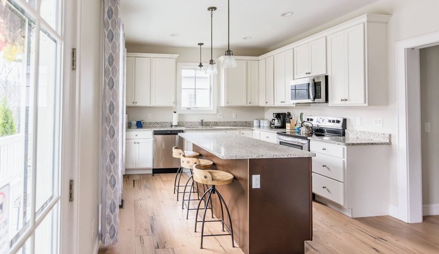 Charming Cottage Closest to the Warm Springs Pools! Mountain Views
