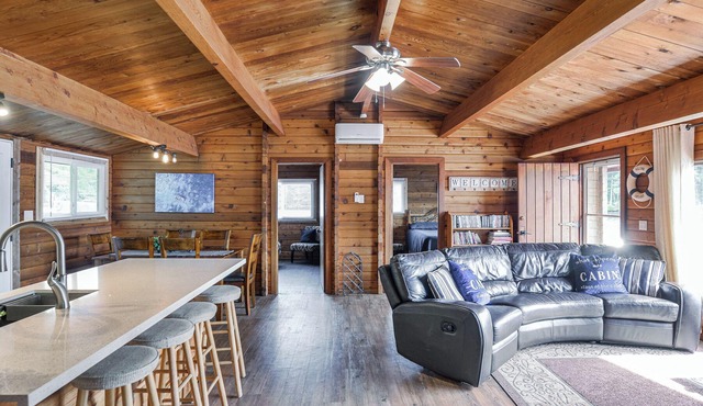 Charming Cottage on water in Severn Falls