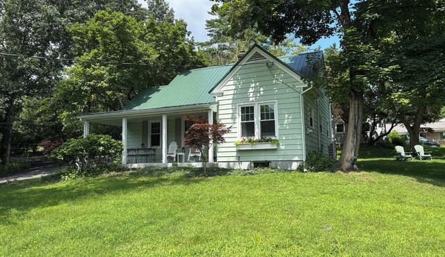 Charming cottage close to Juniata College overlooking historic Huntingdon