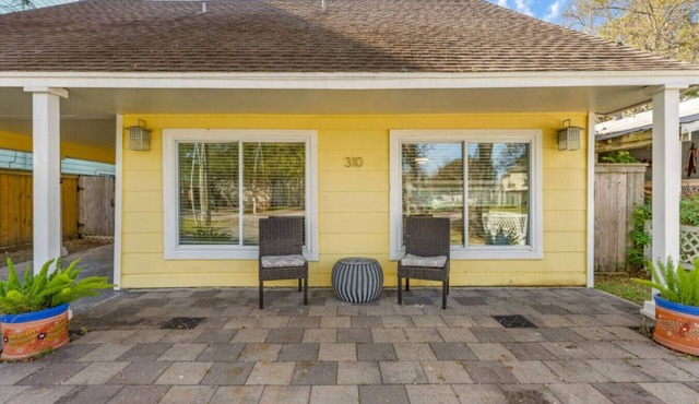 Charming Cottage Close to Kemah Boardwalk