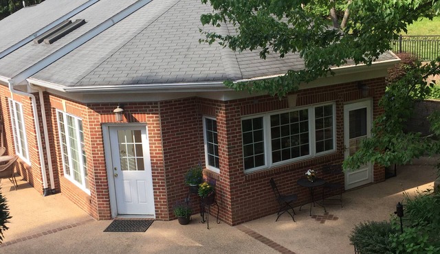 Charming Cottage convenient to Leesburg. Wineries, Hiking and more.