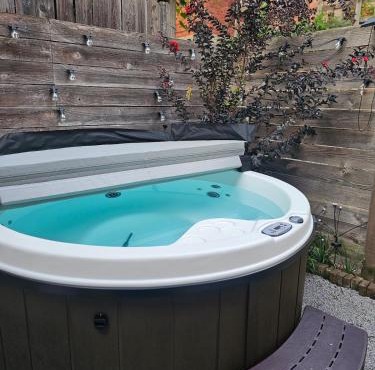 Charming Cottage Downtown - Walk to OTR with Hot Tub & Indoor Fireplace