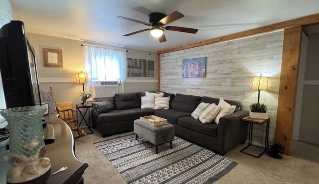 Charming Cottage, fenced backyard & boat parking