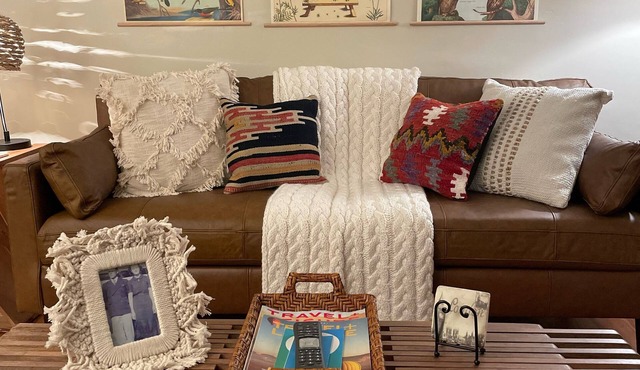 Charming Cottage Five miles from U of A campus