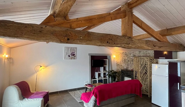 Charming Cottage for 2 in Renovated Barn with Private Terrace, Near Rail Bike Trail