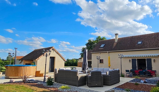 Charming cottage for 12 near Le Mans with heated pool