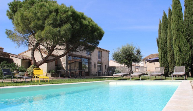 Charming cottage for 15 people, heated swimming pool, near Carcassonne.