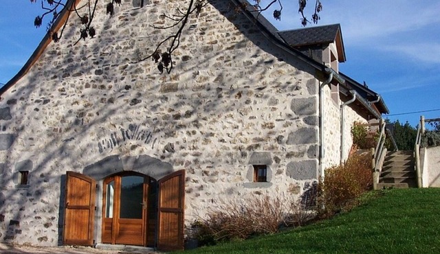 Charming Cottage for 4 with View, Near Lake and Castles, Hiking Trails, WiFi