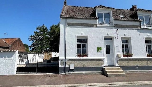 Charming Cottage for 8 with Garden, EV Charger, and Modern Amenities in Scenic Regional Park