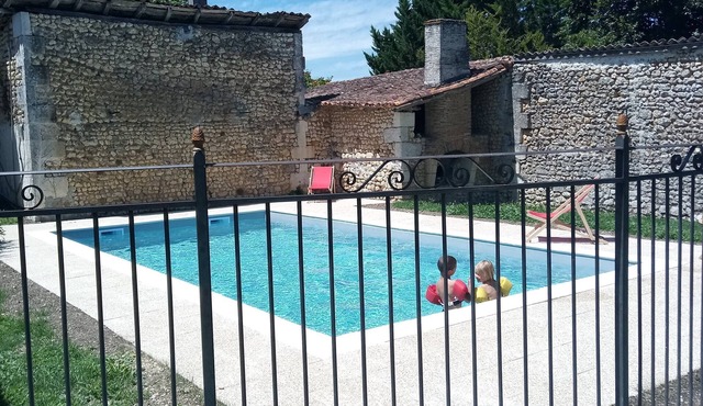 Charming cottage for family and friends in the heart of a village in southern Charente.