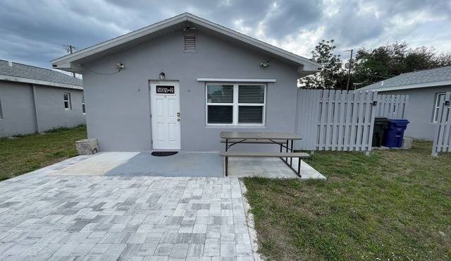 Charming cottage for 2 across warm mineral springs park