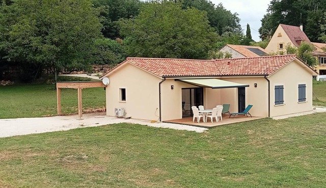 Charming cottage with garden and parking in Périgord