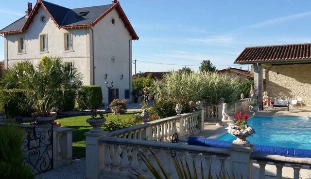 Charming cottage with all comfort in the heart of the Saintonge Dorée. Heated swimming pool