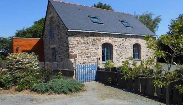 Charming Cottage with Garden, Bikes, and Family Amenities in Quiet Callac