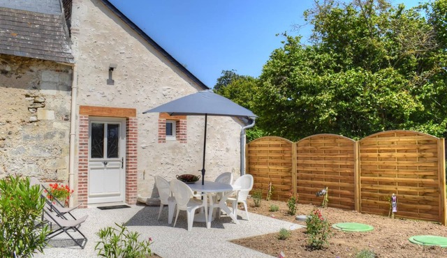 Charming Cottage in Orchard with Modern Amenities & Scenic Views