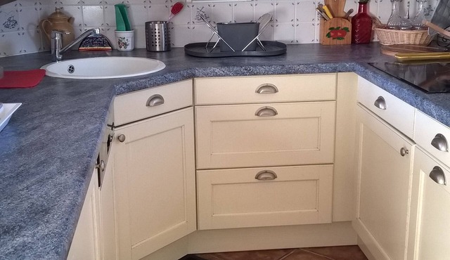 Charming cottage in a sea of ​​greenery, calm and silence. beautiful hikes