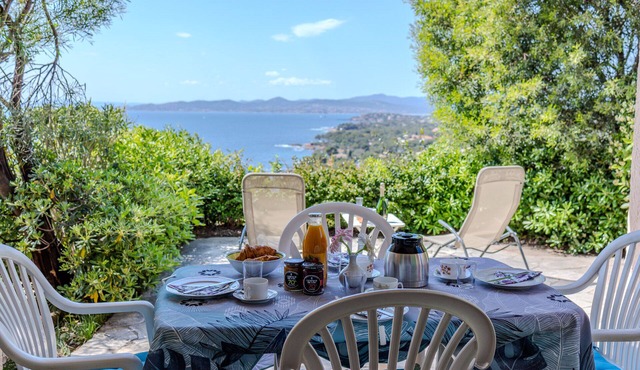 Charming cottage with a spectacular sea view and shared swimming pool