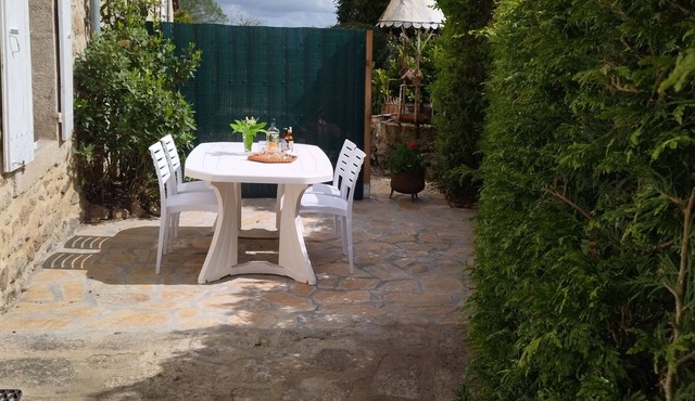 Charming cottage in a small village in the Upper Limousin. Golf.