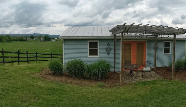 Charming Cottage, Fresh Eggs, Friendly Pets AND Pet Friendly!