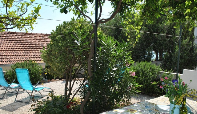 Charming Cottage + Garden 50m to Beach, 20m to Restaurant, Quiet Neighbourhood