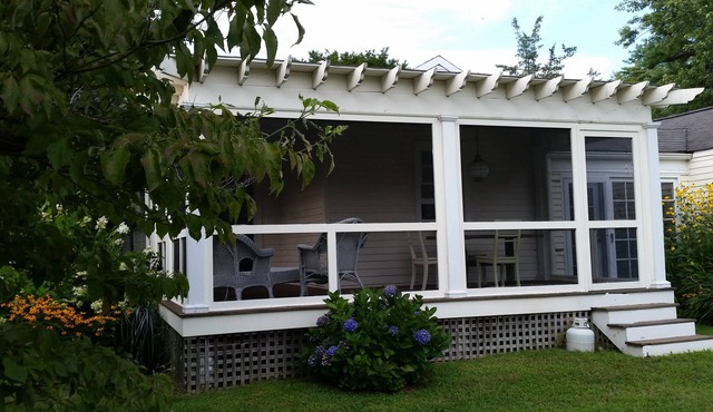 Charming Cottage Getaway, 5 minutes east of Bellport Village