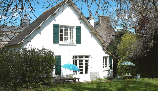 Charming Cottage in the centre of a village with a Large Secluded Garden