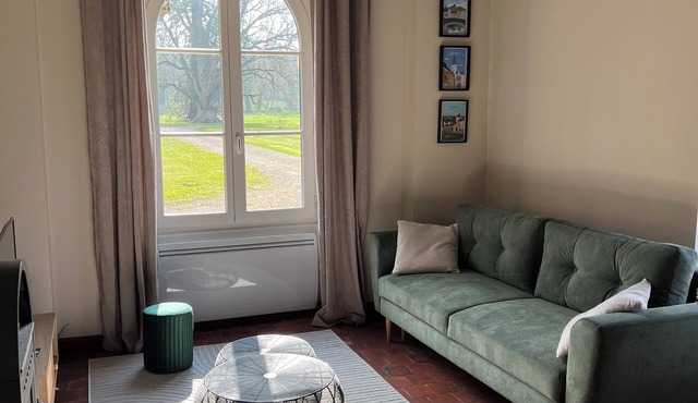 Charming cottage in the 8-hectare grounds of a Burgundy château