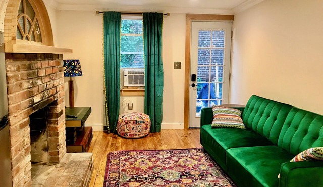 Charming cottage in Ave of the Arts -Center City