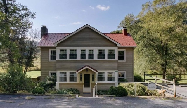 Charming Cottage in the Village of Warm Springs with Warm Thermal Spring