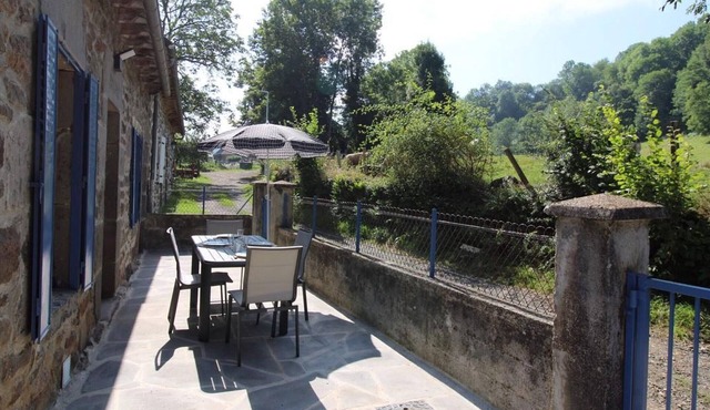 Charming Cottage in Auvergne's Volcanic Park – Fireplace, Terrace, Near Hiking & Skiing