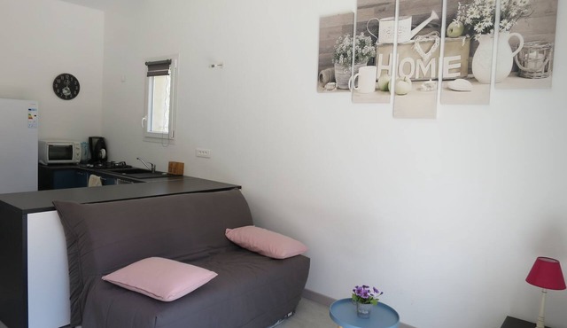 Charming cottage in a quiet country estate near Aix-Provence