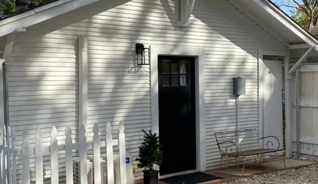 Charming cottage in beautiful historic Abilene neighborhood with AC, WiFi