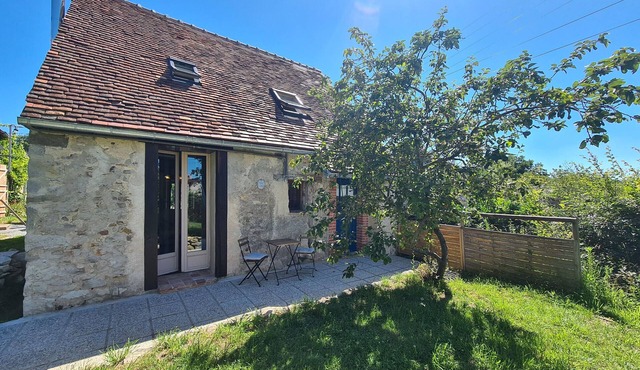 Charming Cottage in Berry with Private Terrace and Shared Garden, Near Brenne Ponds and Futuroscope