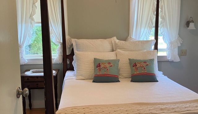 Charming cottage in bucolic Chilmark. Minutes to Menemsha harbor.