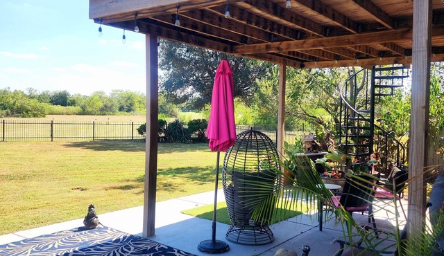 Charming cottage in Cypress with lake view ,WiFi, AC and relaxing outdoor patio.