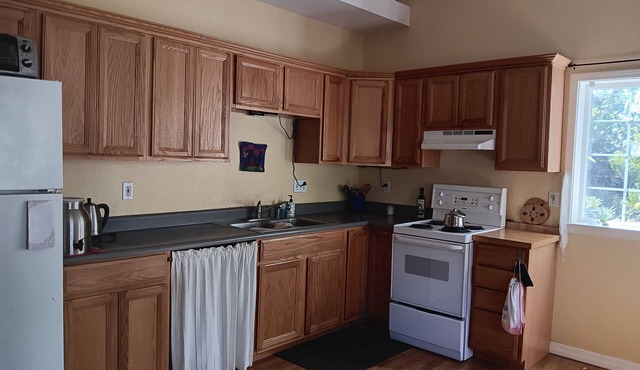 Charming cottage in delightful Fair Oaks with WiFi and AC and heat.nn