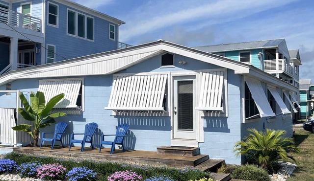 Charming Cottage in Downtown Kure Beach: A 2 Minute Walk to Ocean & Boardwalk