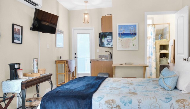Charming cottage in fabulous Pensacola just steps from the water with water view