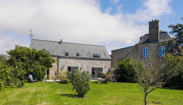 Charming cottage in Flamanville with enclosed garden and parking for 4 pers.