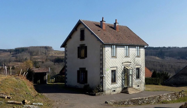 Charming cottage in La Montagne with fireplace, pets allowed