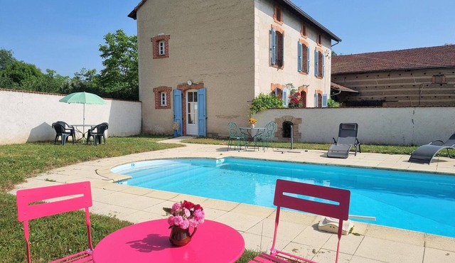 Charming cottage in Saint-Sixte with private pool
