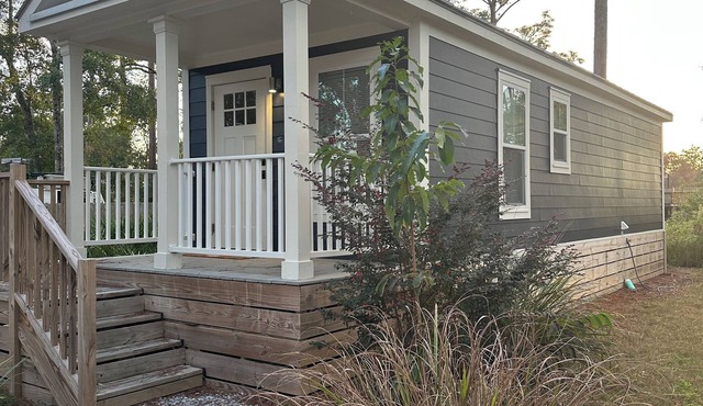 Charming cottage in Freeport near the beaches. Enjoy your stay