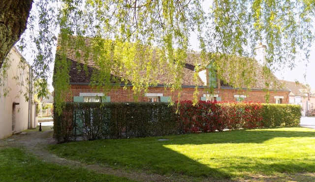 Charming Cottage in Tranquil Village with Private Parking and Baby Equipment