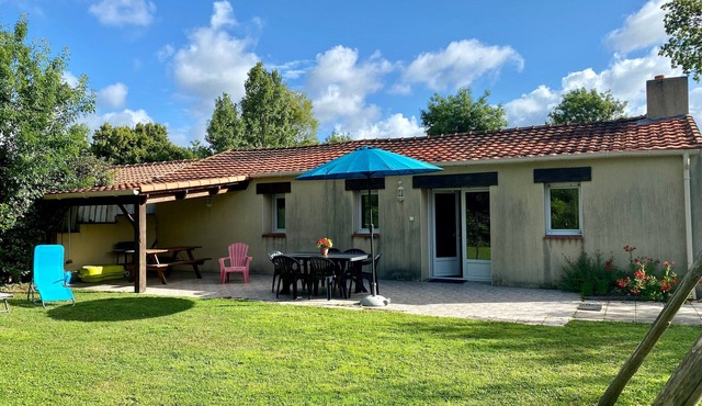 Charming Cottage in Frossay: Countryside, Family-Friendly, Wi-Fi, Garden, Terrace, Near Pornic