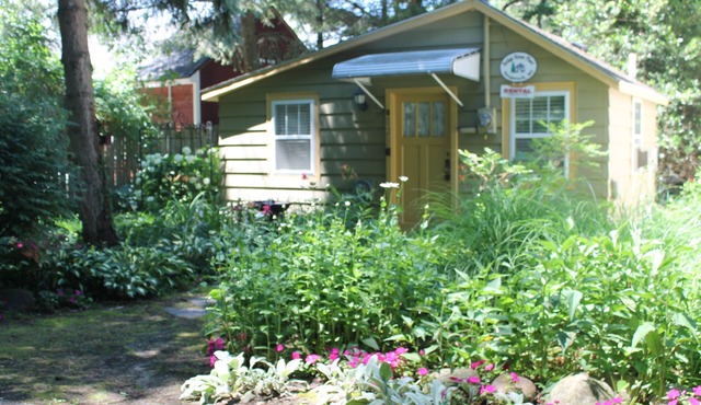 Charming Cottage in Historical Dist with Beautiful Gardens-5 Minute Walk to Town