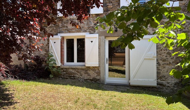 Charming Cottage in Historic Village with Courtyard, Near Scenic Gorges and Medieval Sites