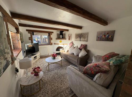 Charming Cottage in Holt with Parking