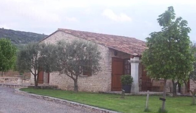 Charming cottage in Joucas near the most beautiful villages of France
