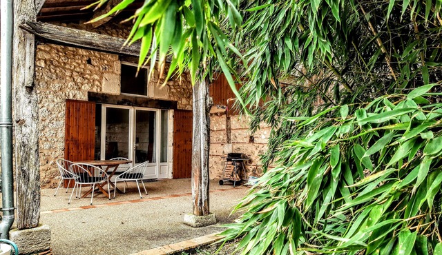 Charming cottage in Lot-et-Garonne, with terrace, optional pool, and spa.