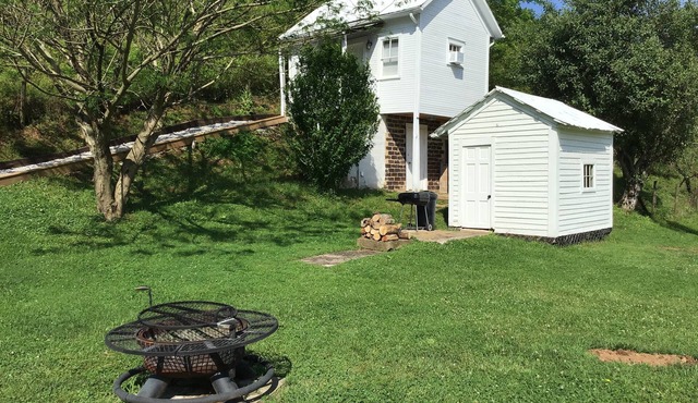 Charming cottage in lovely LeRoy with WiFi and AC